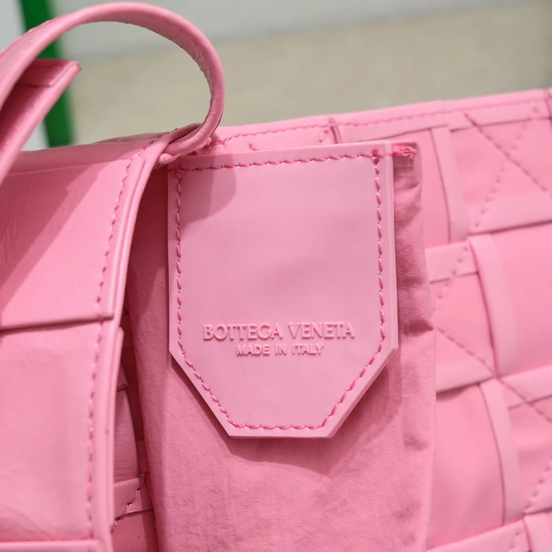 Batch 1460 Bv new Cassette small pillow bag, classic weaving technology, waxed leather design pillow bag, has developed into a family series and has become the trump card of the new Bottega bag🔥 A must-have artifact for fashionistas to match frequently selected fashion items and contemporary exquisite workman concave shapes💚Cute and cute, the medium size is launched in the latest color, beautiful and dreamy, super exciting💓 Size: 17.5*10.5*3cm, model: 7587#